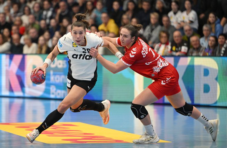 Speelsters schrikken zich rot door horrorblessure bij WK handbal in Rotterdam: 'Ik voel intens verdriet'