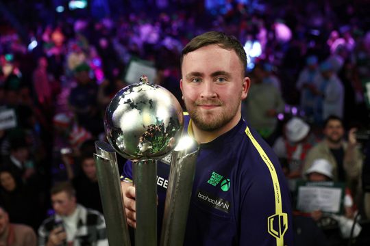 Wereldkampioen Luke Littler kan zelfs in zijn vakantie niet genoeg krijgen van darts: tiener verrast fans