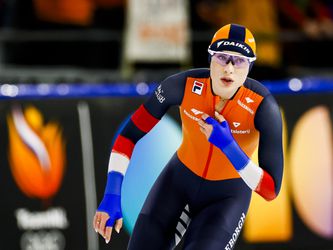 Fotofinish voor Jutta Leerdam en Suzanne Schulting na valse start, Femke Kok rijdt snelste tijd op 500 meter