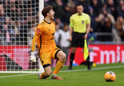 Waanzinnge Robin Roefs laat zich als penaltykiller zien aan Ronald Koeman tijdens FA Cup-zege