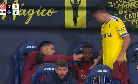 Opmerkelijk: Cádiz-speler negeert handje van gewisselde teamgenoot