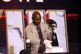 Super Bowl-kampioen Jerry Rice presenteert de beker voor de bekende finale © Getty Images