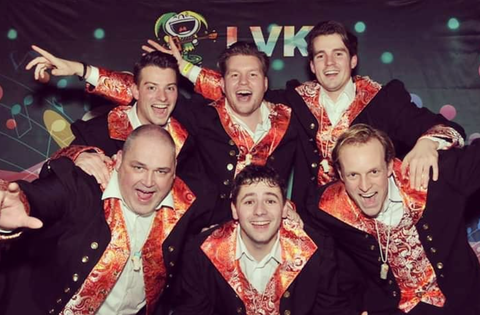 Amateurspits treedt op met carnavalsband Happy Hotdogs: 'Ik kan echt niet zingen'