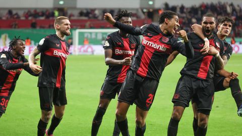 Jeremie Frimpong scoort voor Bayer Leverkusen, dat uitloopt op Bayern München