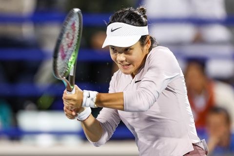 Toptennisster Emma Raducanu heeft de grootste lol: 'Er zit een kat op de baan'