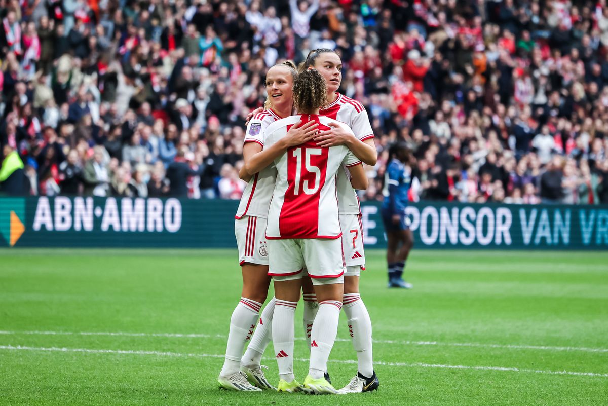 Ajax Vrouwen laten niets heel van Feyenoord in De Klassieker