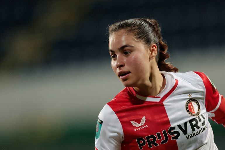 Ziva Henry (19) vertrok naar Feyenoord: 'Nu hoeft mijn opa nooit meer voor Ajax te juichen'