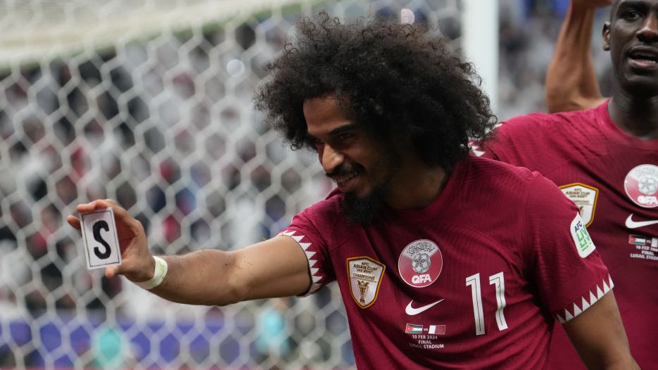 Qatar-held Akram Afif voert magische kaarttruc uit in finale Azië Cup 2023