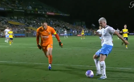 Grootste misser ooit? Australiër Patrick Wood heeft open doel, maar schiet bal naast