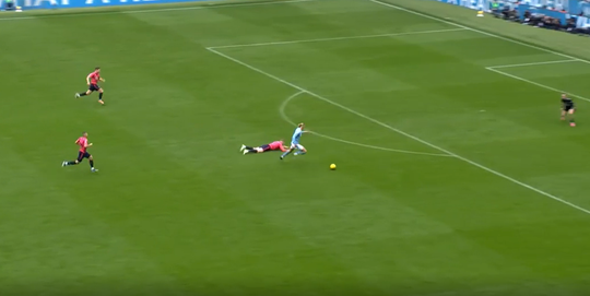 Haaland zet zijn tegenstander opzij alsof hij niet bestaat en maakt de 2-0