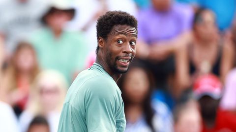 Tennisser Gaël Monfils verwondt supervisor bij demonstratietoernooi en wordt gediskwalificeerd