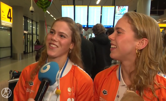 Historische synchroonzwemzusjes opgewacht op Schiphol: 'Nu eerst carnaval vieren'