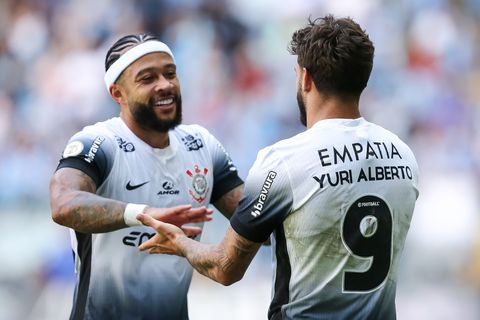 Memphis Depay sluit roerige week af met hoofdrol tijdens Corinthians-zege