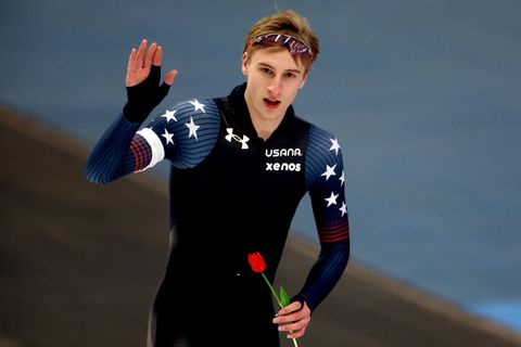 Schaatsfenomeen Jordan Stolz slaat wanhoopsaanval Patrick Roest af en wint WK allround met overmacht