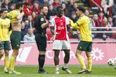 Ajax-speler Brian Brobbey ruziet met Fortuna Sittards-spelers en de scheidsrechter moet weer ingrijpen. ©Pro Shots