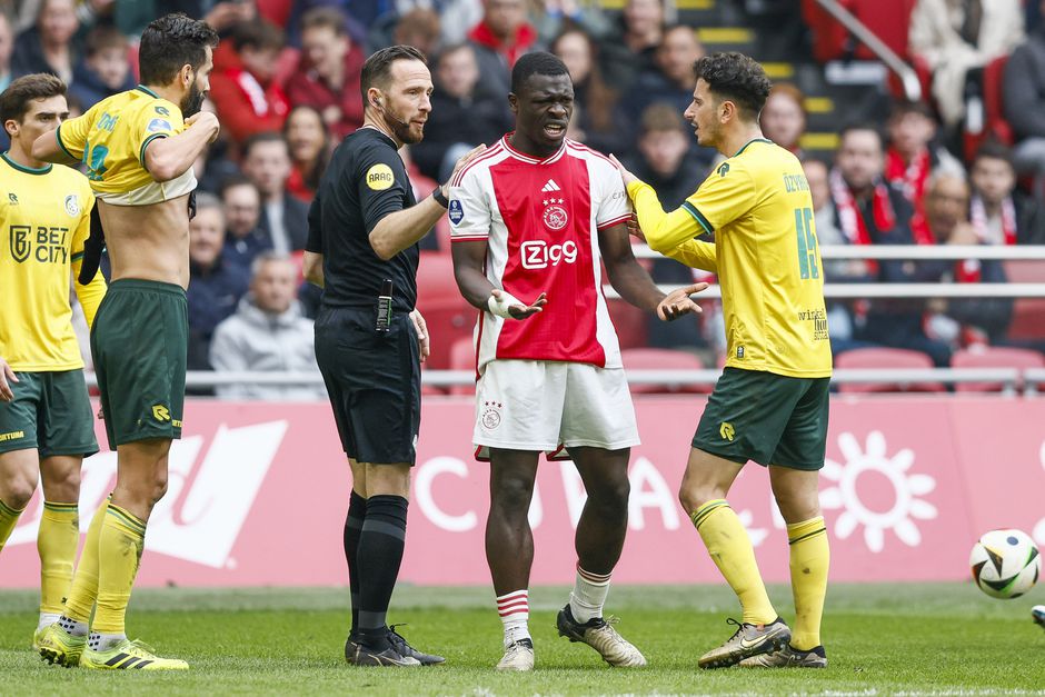 'Ik zie bij Ajax zoveel klagende en rollende spelers, maar vooruitgang zit er niet in'