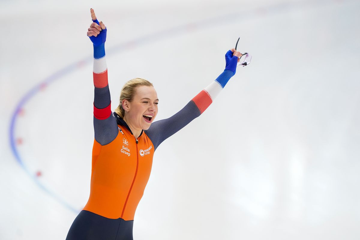 Waanzinnige Joy Beune wint WK allround na spannende slotdag met volledig Nederlands podium