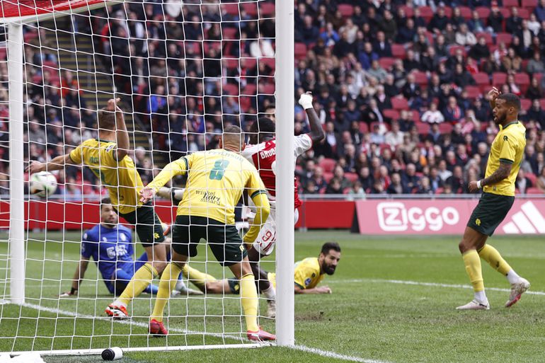 Ajax kruipt door het oog van de naald tegen Fortuna Sittard: invaller Brobbey redt een punt