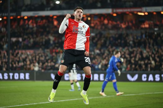 Feyenoord-spits Santiago Giménez verklaart vermoeidheid tijdens het seizoen: 'Ik had maar één week vakantie'