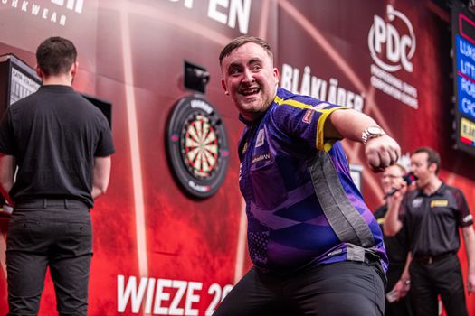 Luke Littler gooit negendarter in finale en wint Euro Tour tijdens zijn debuut