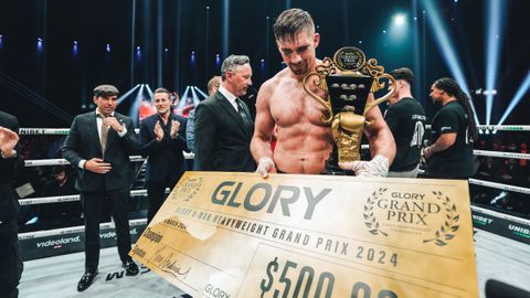 Rico Verhoeven viert Glory Grand Prix-zege met welverdiend McDonald's-bezoekje