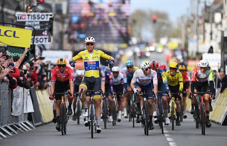 Tim Merlier wint voor tweede dag op rij met overmacht in Parijs-Nice, Europees kampioen verstevigt zijn leiderstrui