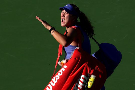 Toptennisster gaat door het lint na verliespartij en smijt racket kapot: 'Een hoop emoties'