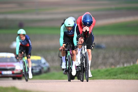 Nederlandse wielrenner (27) baart opzien in 'ploegentijdrit' Parijs-Nice: 'Dit zie je niet snel'