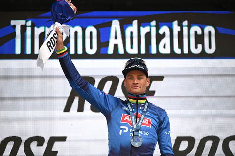 Dit bedrag aan prijzengeld krijgt Mathieu van der Poel na zijn modderige zege in Tirreno-Adriatico