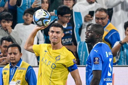 Suikerfeest-post van Cristiano Ronaldo na elleboogstoot valt verkeerd: 'Verlaat mijn club!'