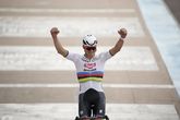 Mathieu van der Poel wint zonder pet tussen z'n spaken Parijs-Roubaix / AP