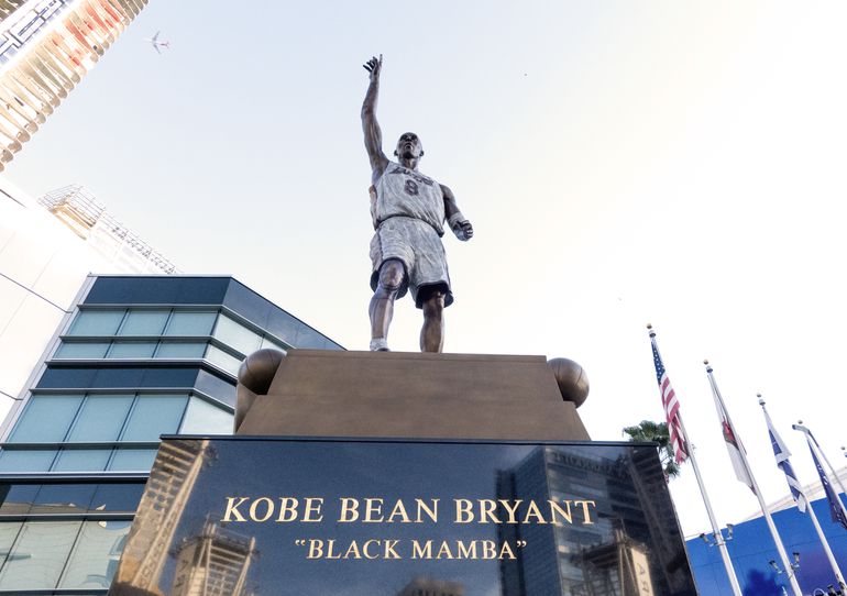 Spelfouten op standbeeld basketballer Kobe Bryant zijn hersteld