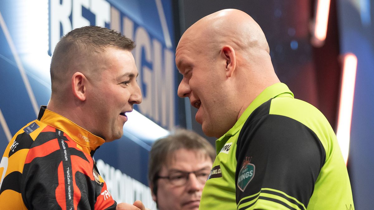 Nathan Aspinall daagt Michael van Gerwen uit: 'We weten allemaal wie nu de beste darter van de wereld is'