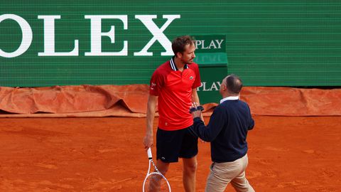 Daniil Medvedev ontploft in Monte Carlo, slaat parasol en noemt umpire 'asshole'