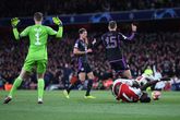 Bukayo Saka valt over het been van Manuel Neuer / Getty Images