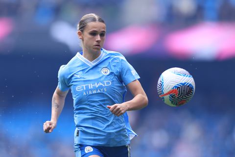 Boete en schorsing voor Oranje Leeuwin Kerstin Casparij vanwege obsceen gebaar