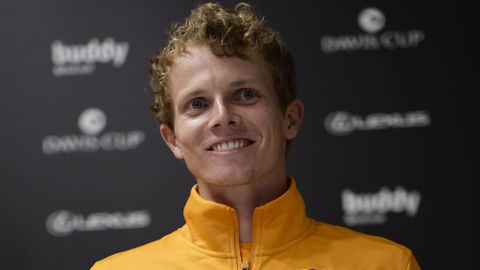 Nederlands tennistalent stapt met schaatsende vriendin in het vliegtuig voor nieuwe uitdaging