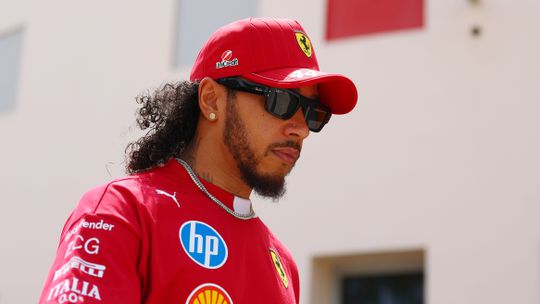 Onherkenbare Lewis Hamilton geeft twee redenen waarom Max Verstappen en co moeten vrezen in Bahrein