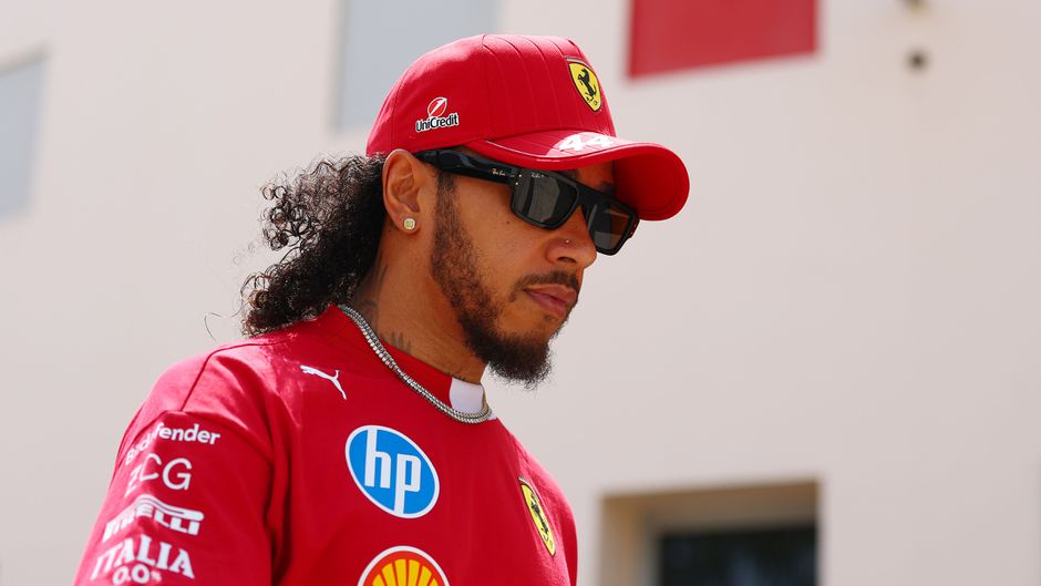 Onherkenbare Lewis Hamilton geeft twee redenen waarom Max Verstappen en co moeten vrezen in Bahrein