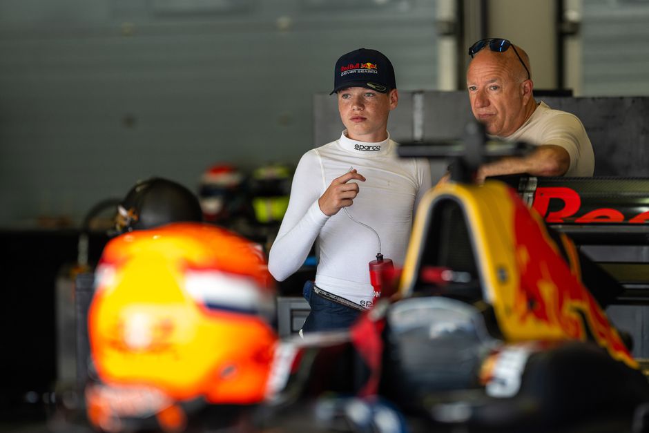 Zoon Tom Coronel (14) baart opzien met steun Red Bull: 'Als vader zijnde wil je er niet echt over praten'