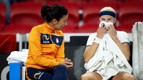 Nederlandse tennisster (25) loopt op bizarre wijze blessure op: 'Ik kan beter een rokje aan doen'