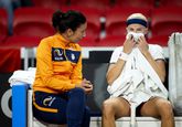 Nederlandse tennisster (25) loopt op bizarre wijze blessure op: 'Ik kan beter een rokje aan doen'