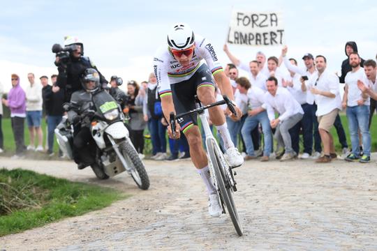Twijfels over innovatief idee Mathieu van der Poel voor Parijs-Roubaix: 'Haalt niemand voordeel uit'