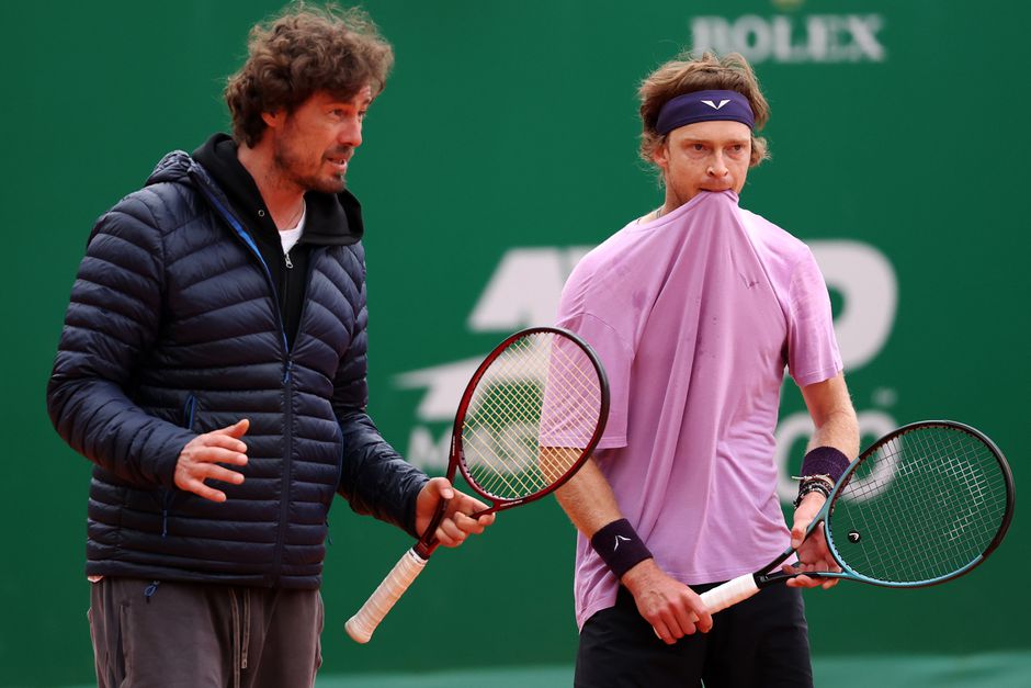 Toptennisser heeft zichzelf niet meer onder controle na vraag over coach tijdens bizar interview