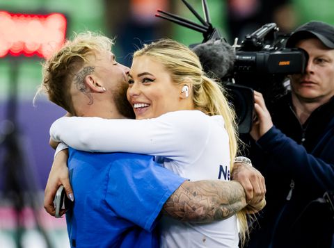 Topschaatsster Jutta Leerdam en Jake Paul voelen zich ongemakkelijk voor de camera tijdens romantisch tafereel