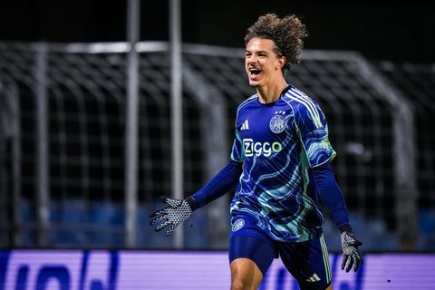 'Zoon van' (19) stapt uit schaduw van bekende voetbalvader: 'Hij vindt het mijn verhaal'