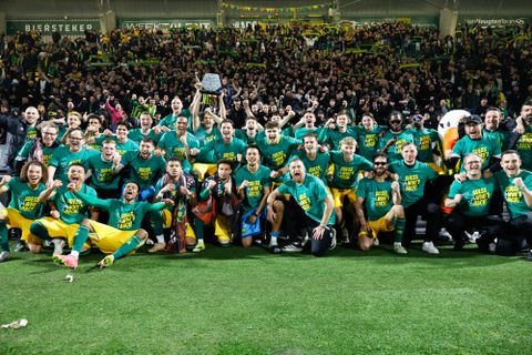 Spelers ADO Den Haag kunnen geluk niet op na historische titel: 'Heel apart zo, maar wel heel mooi'