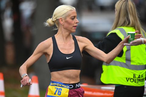 Stuntende stewardess (27) is klaar voor titel bij marathon van Rotterdam: 'Een slecht nachtje maakt mij niet kapot'