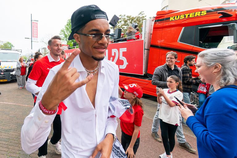 Malik Tillman blijft in feeststemming en wordt eerste zomeraanwinst van PSV