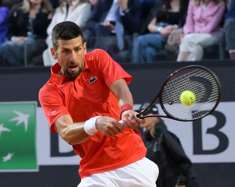 Novak Djokovic raakt gewond nadat hij hard wordt geraakt door een fles uit het publiek